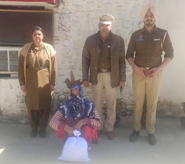 You are currently viewing 2 ਕਿਲੋਗ੍ਰਾਮ ਗਾਂਜਾ (ਚੁਰਾ ਪੋਸਤ) ਸਮੇਤ ਇੱਕ ਔਰਤ ਨੂੰ ਪੁਲਿਸ ਨੇ ਕੀਤਾ ਗ੍ਰਿਫਤਾਰ