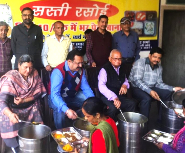 Read more about the article विकास मंच की ओर से चलाई जा रही सस्ती रसोई जरूरत मंद मरीजों ओर अन्य के लिए हो रही है वरदान साबित 