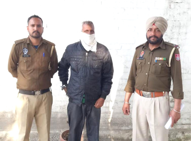 Read more about the article ਹਾਜੀਪੁਰ ਪੁਲਿਸ ਵੱਲੋਂ ਨਜਾਇਜ਼ ਸ਼ਰਾਬ ਸਮੇਤ ਇਕ ਵਿਅਕਤੀ ਨੂੰ ਕੀਤਾ ਕਾਬੂ