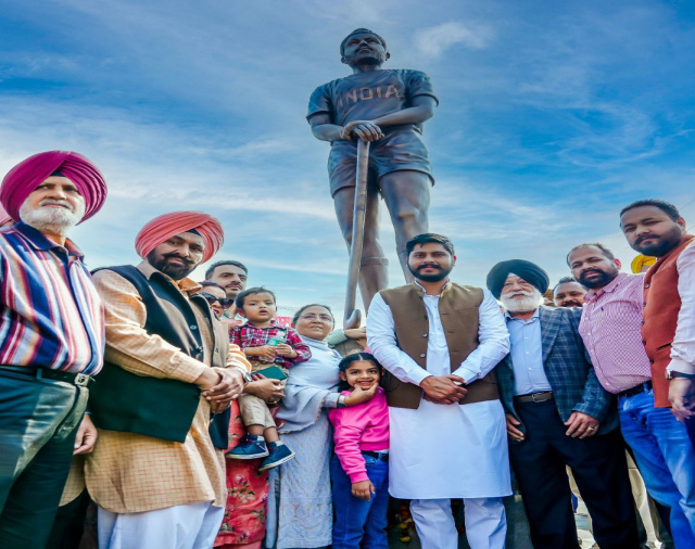 You are currently viewing *ਬਟਾਲਾ ਵਿਖੇ ਹਾਕੀ ਓਲੰਪੀਅਨ ਸੁਰਜੀਤ ਸਿੰਘ ਦਾ ਆਦਮ ਕੱਦ ਬੁੱਤ ਸਥਾਪਤ*