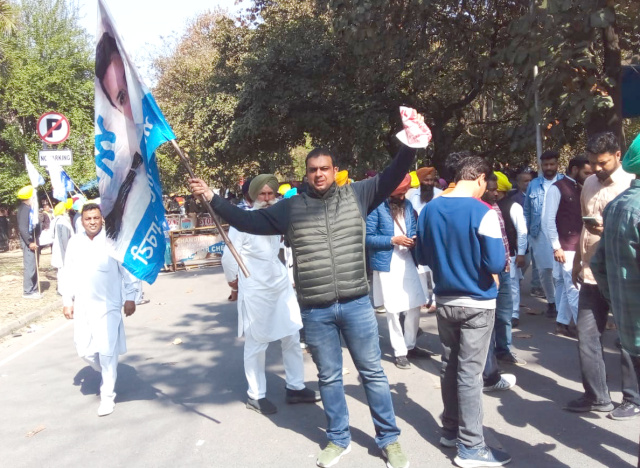 You are currently viewing रोष प्रदर्शन के दौरान चंडीगढ़ में अमित मिटठू भी हुए शामिल