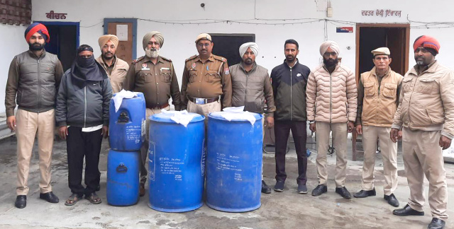 Read more about the article 480 ਬੋਤਲਾਂ ਨਜਾਇਜ਼ ਸ਼ਰਾਬ ਸਮੇਤ ਕਾਰ ਸਵਾਰ ਪੁਲਿਸ ਅੜਿੱਕੇ