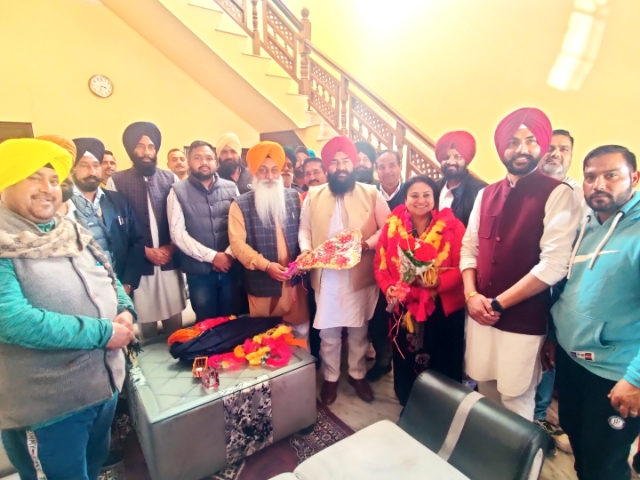 Read more about the article ਗੜ੍ਹਦੀਵਾਲਾ…ਮੈਡਮ ਕਰਮਜੀਤ ਕੌਰ (ਜ਼ਿਲ੍ਹਾ ਯੋਜਨਾ ਬੋਰਡ ਚੇਅਰਮੈਨ) ਅਤੇ ਗੁਰਵਿੰਦਰ ਪਾਬਲਾ (ਜ਼ਿਲ੍ਹਾ ਪ੍ਰਧਾਨ ਦਿਹਾਤੀ) ਦਾ ‘ਆਪ’ ਯੂਥ ਦਫ਼ਤਰ ਪਹੁੰਚਣ ‘ਤੇ ਸਨਮਾਨ ਕੀਤਾ ਗਿਆ