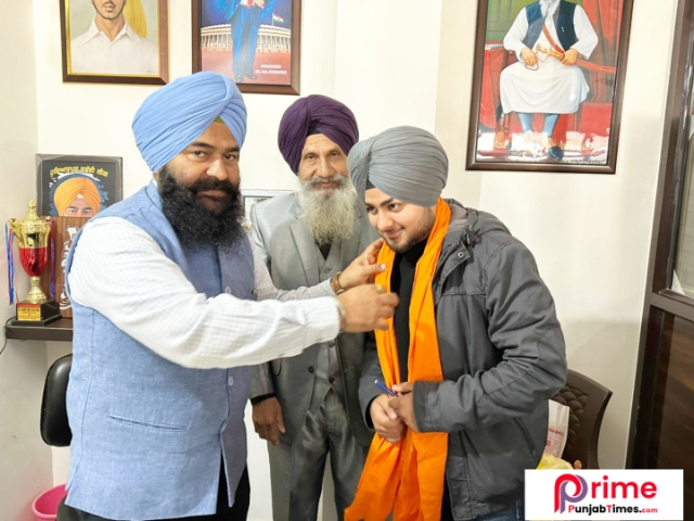 You are currently viewing ਆਪ ਆਗੂ ਅਤਵਾਰ ਸਿੰਘ ਪਲਾ ਚੱਕ ਦਾ ਵਿਧਾਇਕ ਜਸਵੀਰ ਸਿੰਘ ਰਾਜਾ ਗਿੱਲ ਅਤੇ ਇੰਸਪੈਕਟਰ ਰਣਜੀਤ ਸਿੰਘ ਬਾਹਗਾ (ਯੂ ਏਸ ਏ) ਵਲੋਂ ਸਨਮਾਨ