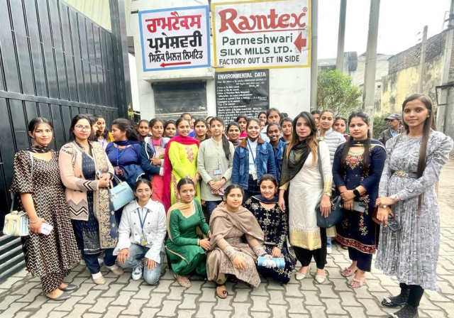 You are currently viewing ਕੇ.ਐਮ.ਐਸ ਕਾਲਜ ਦੇ ਸੰਜੁਲਾ ਸੈਣੀ ਫੈਸ਼ਨ ਡਿਜ਼ਾਇਨਿੰਗ ਵਿਭਾਗ ਦੇ ਵਿਦਿਆਰਥੀਆਂ ਨੇ ਲੁਧਿਆਣਾ ਵਿਖੇ ਕੀਤਾ ਟ੍ਰੇਨਿੰਗ ਦੌਰਾ 