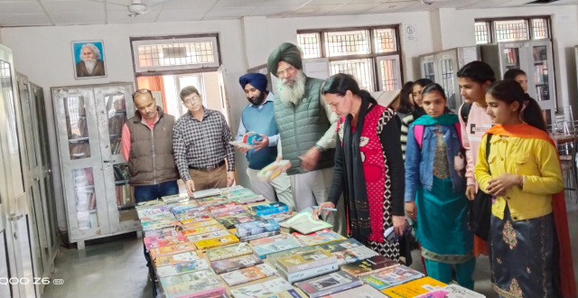 You are currently viewing ਖ਼ਾਲਸਾ ਕਾਲਜ,ਗੜ੍ਹਦੀਵਾਲਾ ਵਿਖੇ ਪੰਜਾਬੀ ਮਾਂ-ਬੋਲ਼ੀ ਨੁੰ ਸਮਰਪਿਤ ਪੁਸਤਕ ਪ੍ਰਦਰਸ਼ਨੀ ਲਗਾਈ ਗਈ