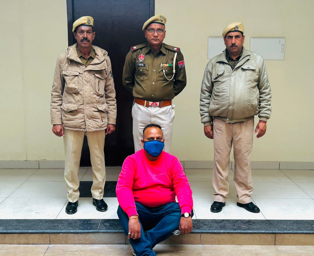 You are currently viewing अवैध गतिविधियों पर लगाम लगाने के लिए पुलिस ने पठानकोट के होटलों और ढाबों का किया औचक निरीक्षण