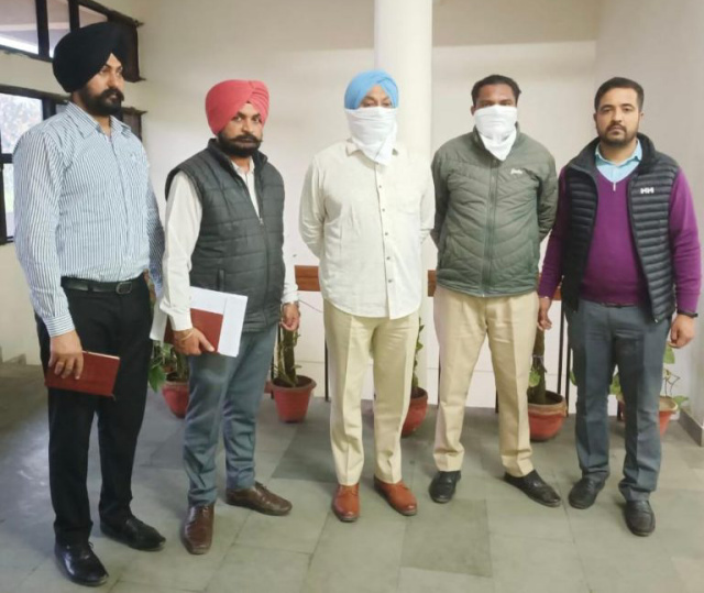 Read more about the article ਵਿਜੀਲੈਂਸ ਬਿਊਰੋ ਨੇ ਗੈਰ ਕਾਨੂੰਨੀ ਹਿਰਾਸਤ ਬਦਲੇ 50 ਹਜਾਰ ਰੁਪਏ ਦੀ ਜਬਰੀ ਰਿਸ਼ਵਤ ਲੈਣ ਦੇ ਦੋਸ਼ ‘ਚ ਥਾਣੇਦਾਰ ਤੇ ਹੌਲਦਾਰ ਨੂੰ ਕੀਤਾ ਕਾਬੂ