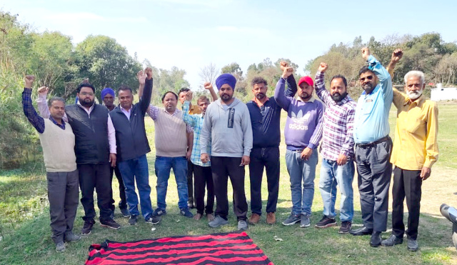 You are currently viewing *ਜਲ ਸਪਲਾਈ ਠੇਕਾ ਕਾਮਿਆਂ ਦੀਆਂ ਦੋ ਮਹੀਨਿਆਂ ਤਨਖਾਹਾਂ ਰੋਕਣ ਤੇ ਸੂਬਾ ਕਮੇਟੀ ਵਲੋ ਕਾਰਜਕਾਰੀ ਇੰਜਨੀਅਰ ਦੀ ਨਿਖੇਦੀ*