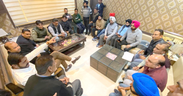 You are currently viewing ਵਿਧਾਇਕ ਸ਼ੈਰੀ ਕਲਸੀ ਵਲੋਂ ਨਹਿਰੂ ਗੇਟ ਵਿਖੇ ਦੁਕਾਨਦਾਰਾਂ ਤੇ ਅਧਿਕਾਰੀਆਂ ਨਾਲ ਮੀਟਿੰਗ