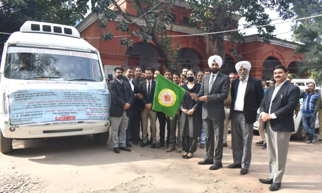 You are currently viewing ਨਾਲਸਾ ਦੀਆਂ ਸਕੀਮਾਂ ਦੀ ਜਾਗਰੂਕਤਾ ਲਈ ਜ਼ਿਲ੍ਹਾ ਤੇ ਸੈਸ਼ਨ ਜੱਜ ਨੇ ਵੈਨ ਕੀਤੀ ਰਵਾਨਾ