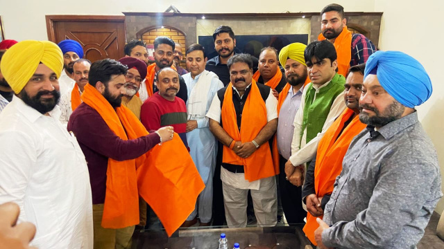 You are currently viewing ਵਪਾਰ ਮੰਡਲ ਬਟਾਲਾ ਦੇ ਪ੍ਰਧਾਨ ਭਾਜਪਾ ਆਗੂ ਨਵਨੀਤ ਖੋਸਲਾ ਸਮੁੱਚੇ ਪਰਿਵਾਰ ਸਮੇਤ ਆਪ ਪਾਰਟੀ ‘ਚ ਸ਼ਾਮਲ