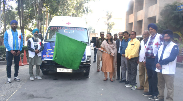 You are currently viewing ਡਿਪਟੀ ਕਮਿਸ਼ਨਰ ਨੇ ਜ਼ਿਲ੍ਹਾ ਰੈੱਡ ਕਰਾਸ ਸੋਸਾਇਟੀ ਦੀ ਐਂਬੂਲੈਂਸ ਤੇ ਫਸਟ ਏਡ ਟੀਮ ਨੂੰ ਹਰੀ ਝੰਡੀ ਦਿਖਾ ਕੇ ਕੀਤਾ ਰਵਾਨਾ
