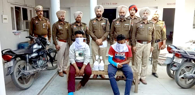 Read more about the article ਲੁੱਟ ਖੋਹ ਦੀ ਵਾਰਦਾਤ ਦੌਰਾਨ ਦੋ ਬੱਚਿਆਂ ਦੀ ਹੋਈ ਸੀ ਮੌਤ, ਦੋਵੇਂ ਦੋਸ਼ੀਆਂ ਨੂੰ ਭਾਰੀ ਮਾਤਰਾ ਚ ਨਸ਼ੀਲੇ ਪਦਾਰਥਾਂ ਸਮੇਤ ਟਾਂਡਾ ਪੁਲਿਸ ਨੇ ਕੀਤਾ ਗਿ੍ਰਫਤਾਰ 
