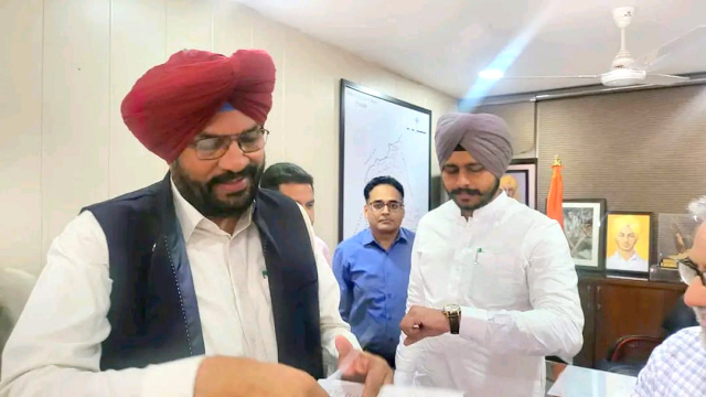 You are currently viewing ਵਿਧਾਇਕ ਸ਼ੈਰੀ ਕਲਸੀ ਵਲੋਂ ਕੈਬਨਿਟ ਮੰਤਰੀ ਕੁਲਦੀਪ ਸਿੰਘ ਧਾਲੀਵਾਲ ਨਾਲ ਮੁਲਾਕਾਤ