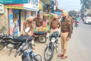 Read more about the article ਸ਼ਹਿਰ ਤੇ ਇਲਾਕੇ ‘ਚ ਗੜ੍ਹਦੀਵਾਲਾ ਪੁਲਿਸ ਵਲੋਂ ਨਾਕਾਬੰਦੀ ਕਰਕੇ ਸਪੈਸ਼ਲ ਚੈਕਿੰਗ ਮੁਹਿੰਮ ਦੌਰਾਨ ਵਾਹਨਾਂ ਦੀ ਕੀਤੀ ਚੈਕਿੰਗ