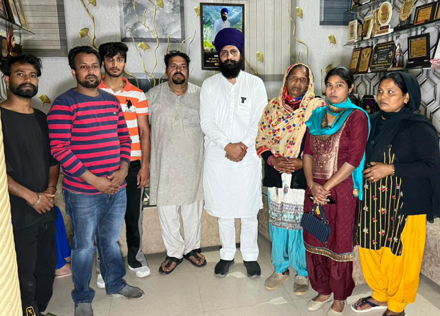 You are currently viewing ਬਾਬਾ ਦੀਪ ਸਿੰਘ ਸੇਵਾ ਦਲ ਐਂਡ ਵੈਲਫੇਅਰ ਸੁਸਾਇਟੀ ਗੜ੍ਹਦੀਵਾਲਾ ਨੇ ਲਾਪਤਾ ਹੋਈ ਮਾਤਾ ਕੀਤਾ ਪਰਿਵਾਰ ਦੇ ਸਪੁਰਦ 