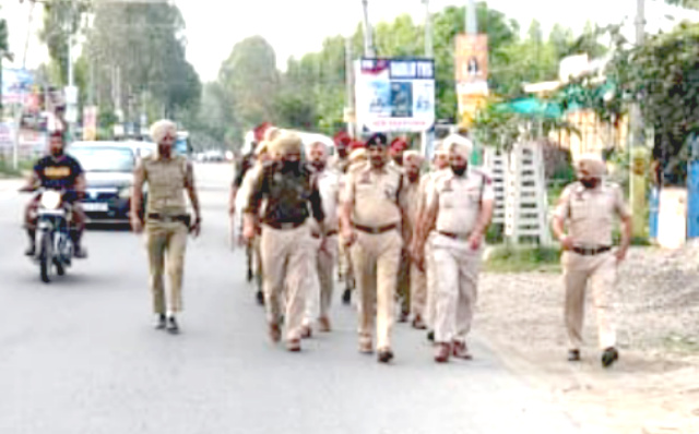 You are currently viewing ਗੜ੍ਹਦੀਵਾਲਾ ਪੁਲਿਸ ਵਲੋਂ ਇਲਾਕੇ ਵਿੱਚ ਅਮਨ ਤੇ ਕਾਨੂੰਨ ਦੀ ਸਥਿਤੀ ਅਤੇ ਲੋਕਾਂ ਵਿਚ ਵਿਸ਼ਵਾਸ ਬਰਕਰਾਰ ਰੱਖਣ ਲਈ ਕੱਢਿਆ ਫਲੈਗ ਮਾਰਚ 