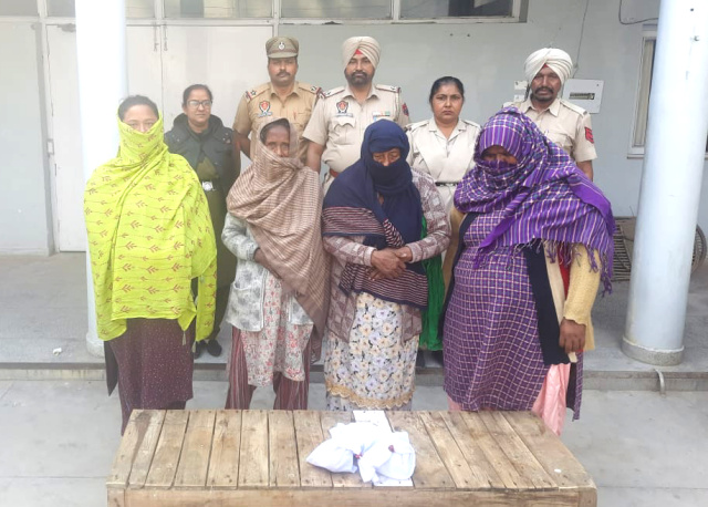 You are currently viewing 1005 ਗ੍ਰਾਮ ਨਸ਼ੀਲੇ ਪਾਊਡਰ ਸਮੇਤ ਚਾਰ ਔਰਤਾਂ ਪੁਲਿਸ ਵਲੋਂ ਗ੍ਰਿਫਤਾਰ