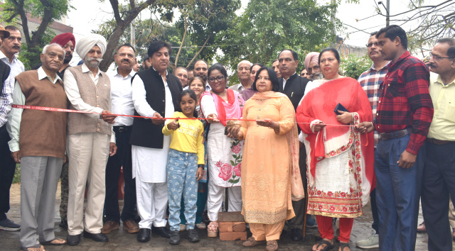 You are currently viewing ਕੈਬਨਿਟ ਮੰਤਰੀ ਜਿੰਪਾ ਵਲੋਂ ਵਾਰਡ ਨੰਬਰ 11 ’ਚ 9.67 ਲੱਖ ਦੀ ਲਾਗਤ ਨਾਲ ਪਾਰਕ ਦੇ ਨਵੀਨੀਕਰਨ ਦੇ ਕੰਮ ਦੀ ਸ਼ੁਰੂਆਤ