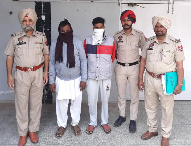 You are currently viewing 306 ਗ੍ਰਾਮ ਨਸ਼ੀਲਾ ਪਦਾਰਥ,13 ਬੋਤਲਾਂ ਨਜਾਇਜ਼ ਸ਼ਰਾਬ, 5000 ਰੁਪਏ ਡਰਗ ਮਨੀ ਤੇ ਬਿਨਾਂ ਨੰਬਰੀ ਮੋਟਰਸਾਈਕਲ ਸਮੇਤ 2 ਵਿਅਕਤੀ ਪੁਲਿਸ ਅੜਿੱਕੇ