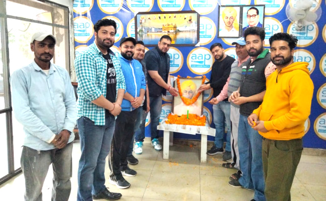 You are currently viewing आम आदमी पार्टी नेताओं और कार्यकर्ताओं ने शहीदों को दी श्रद्घांजलि