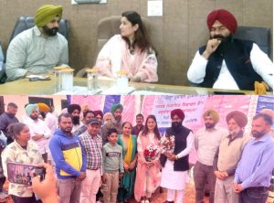 Read more about the article ਵਿਧਾਇਕ ਰਾਜਾ ਤੇ ਏ ਡੀ ਸੀ ਦਲਜੀਤ ਕੌਰ ਨੇ ਨਗਰ ਕੌਂਸਲ ਗੜਦੀਵਾਲਾ ਵਿਖੇ ਜਨਤਕ ਸ਼ਿਕਾਇਤ ਨਿਵਾਰਨ ਕੈਂਪ ਦੌਰਾਨ ਲੋਕਾਂ ਦੀਆਂ ਸੁਣੀਆਂ ਮੁਸ਼ਕਿਲਾਂ