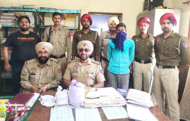 You are currently viewing 1 ਕਿਲੋ 50 ਗ੍ਰਾਮ ਅਫੀਮ ,5000 ਰੁਪਏ ਡਰੱਗ ਮਨੀ, ਮੋਬਾਇਲ ਫੋਨ, ਇੱਕ ਡਿਜੀਟਲ ਕੰਡਾ ਅਤੇ 20 ਪਾਰਦਰਸ਼ੀ ਲਿਫਾਫੀਆਂ ਸਮੇਤ ਇੱਕ ਨੌਜਵਾਨ ਨੂੰ ਪੁਲਿਸ ਨੇ ਕੀਤਾ ਕਾਬੂ