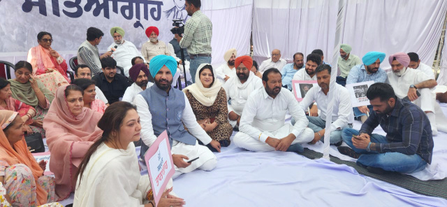 You are currently viewing चंडीगढ़ कांग्रेस भवन में पहुंचे कांग्रेस पार्टी समूह लीडरशिप के साथ भाजपा सरकार का टीना चौधरी ने किया कड़ा विरोध