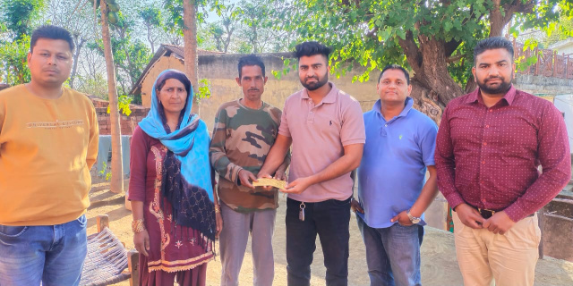 You are currently viewing ਚੌਧਰੀ ਗਿਆਨ ਸਿੰਘ ਵੈਲਫੇਅਰ ਐਸੋਸੀਏਸ਼ਨ (ਪੰਜਾਬ) ਵੱਲੋਂ ਲੋੜਵੰਦ ਪਰਿਵਾਰ ਦੀ ਮਦਦ