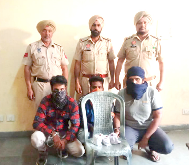 You are currently viewing 650 ਗ੍ਰਾਮ ਨਸ਼ੀਲੇ ਪਦਾਰਥ ਸਮੇਤ 3 ਵਿਆਕਤੀਆਂ ਨੂੰ ਪੁਲਿਸ ਨੇ ਕੀਤਾ ਗ੍ਰਿਫਤਾਰ