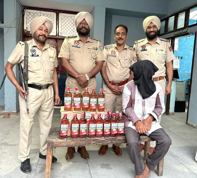 You are currently viewing 42 ਬੋਤਲਾਂ ਨਜਾਇਜ਼ ਸ਼ਰਾਬ ਸਮੇਤ ਇੱਕ ਵਿਅਕਤੀ ਪੁਲਿਸ ਅੜਿੱਕੇ