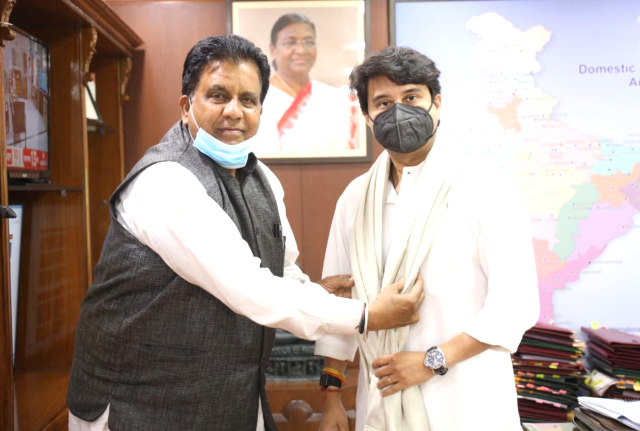 You are currently viewing अरुण खोसला ने अमृतसर से लंदन डायरैक्ट फ्लाईट के लिए केन्द्रीय मंत्री ज्योतिरादित्य सिंधिया का जताया आभार