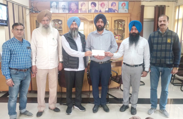 You are currently viewing ਸ਼੍ਰੋਮਣੀ ਗੁਰਦੁਆਰਾ ਪ੍ਰਬੰਧਕ ਕਮੇਟੀ, ਸ੍ਰੀ ਅੰਮ੍ਰਿਤਸਰ ਵੱਲੋਂ ਖ਼ਾਲਸਾ ਕਾਲਜ, ਗੜ੍ਹਦੀਵਾਲਾ ਦੇ ਅੰਮ੍ਰਿਤਸਧਾਰੀ ਵਿਦਿਆਥੀਆਂ ਨੂੰ 1,22,000/- ਦੇ ਵਜ਼ੀਫੇ ਪ੍ਰਦਾਨ