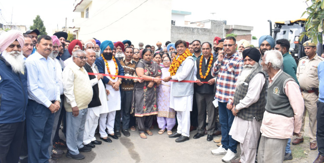 Read more about the article ਕੈਬਨਿਟ ਮੰਤਰੀ ਜ਼ਿੰਪਾ ਨੇ ਵਾਰਡ ਨੰਬਰ 27 ਦੇ ਮੁਹੱਲਾ ਕੀਰਤੀ ਨਗਰ ਵਿੱਚ ਗਲੀਆਂ ਦੇ ਨਿਰਮਾਣ ਕਾਰਜ ਦੀ ਸ਼ੁਰੂਆਤ ਕਰਵਾਈ