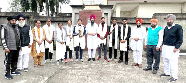 You are currently viewing ਵਿਧਾਇਕ ਕਰਮਵੀਰ ਘੁੰਮਣ ਵਲੋਂ ਖਿਡਾਰੀਆਂ,ਕੋਚ ਅਤੇ ਟੀਚਰ ਦਾ ਸਨਮਾਨ