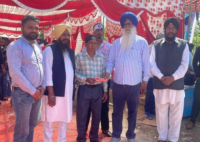 You are currently viewing ਸ ਮਨਜੀਤ ਸਿੰਘ ਦਸੂਹਾ ਵਲੋਂ ਲੋੜਵੰਦ ਪਰਿਵਾਰ ਨੂੰ ਆਰਥਿਕ ਮਦਦ ਭੇਂਟ 