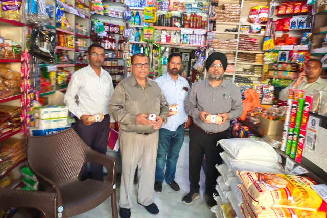 Read more about the article ਜ਼ਿਲ੍ਹਾ ਸਿਹਤ ਅਫ਼ਸਰ ਨੇ ਹੁਸ਼ਿਆਰਪੁਰ ਦੀਆਂ ਵੱਖ-ਵੱਖ ਥਾਵਾਂ ਤੋਂ ਲਏ ਵੱਖ-ਵੱਖ ਵਸਤਾਂ ਦੇ 12 ਸੈਂਪਲ