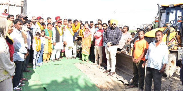 You are currently viewing ਕੈਬਨਿਟ ਮੰਤਰੀ ਜਿੰਪਾ ਨੇ ਵਾਰਡ ਨੰਬਰ 15 ’ਚ 34 ਲੱਖ ਰੁਪਏ ਦੀ ਲਾਗਤ ਨਾਲ ਲੱਗ ਰਹੇ ਟਿਊਬਵੈਲ ਦੇ ਕਾਰਜ ਦੀ ਕਰਵਾਈ ਸ਼ੁਰੂਆਤ