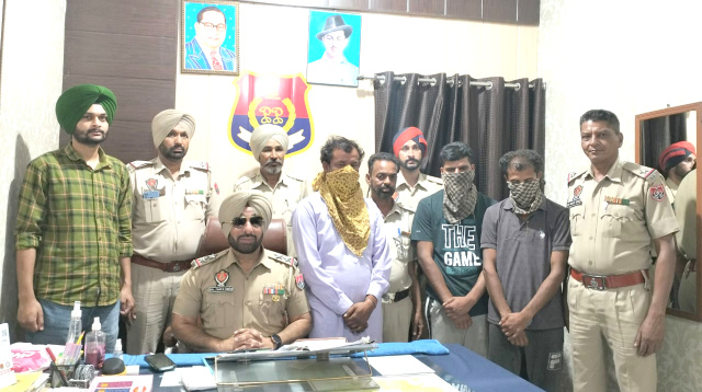 You are currently viewing ਕਤਲ ਮਾਮਲੇ ਵਿੱਚ ਲੋੜੀਂਦੇ ਤਿੰਨ ਦੋਸ਼ੀਆਂ ਨੂੰ ਪੁਲਿਸ ਨੇ 24 ਘੰਟਿਆਂ ਚ ਕੀਤਾ ਗਿਆ