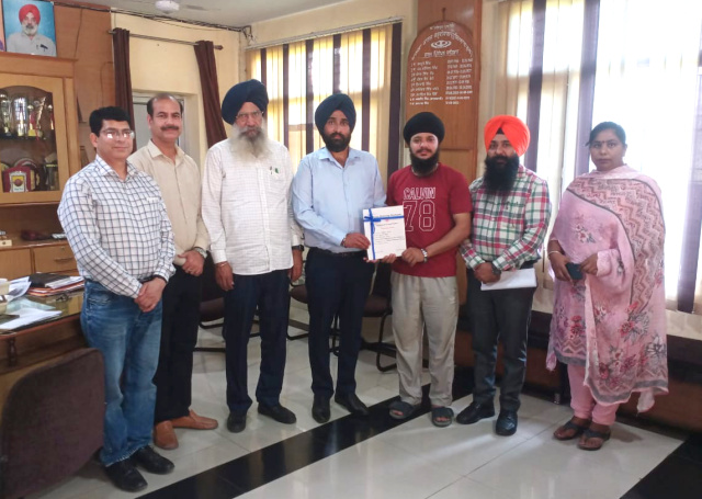 You are currently viewing ਖ਼ਾਲਸਾ ਕਾਲਜ ਗੜ੍ਹਦੀਵਾਲਾ ਦੇ ਹੋਣਹਾਰ ਵਿਦਿਆਰਥੀ ਜੁਝਾਰ ਸਿੰਘ ਪੰਜਾਬ ਯੂਨੀਵਰਸਿਟੀ ਚੰਡੀਗੜ੍ਹ ਦੇ ਸਲਾਨਾ ਇਨਾਮ ਵੰਡ ਸਮਾਰੋਹ ਵਿੱਚ ਸਨਮਾਨਿਤ 