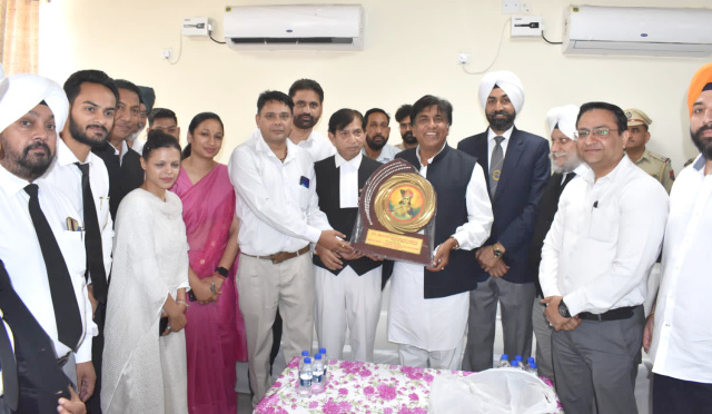 You are currently viewing ਵਕੀਲਾਂ ਦੇ ਨਵ-ਨਿਰਮਿਤ ਚੈਂਬਰਾਂ ਨਾਲ ਉਨ੍ਹਾਂ ਦੀ ਕਾਰਜ ਕੁਸ਼ਲਤਾ ’ਚ ਆਵੇਗਾ ਨਿਖ਼ਾਰ : ਬ੍ਰਮ ਸ਼ੰਕਰ ਜਿੰਪਾ