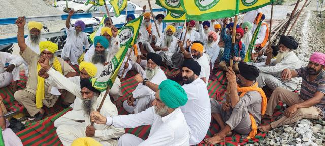 Read more about the article ਭਾਰਤੀ ਕਿਸਾਨ ਯੂਨੀਅਨ ਏਕਤਾ ਉਗਰਾਹਾਂ ਨੇ ਰੋਕੀ ਰੇਲ