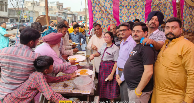 Read more about the article ਮਿੱਤਲ ਪਰਿਵਾਰ ਵੱਲੋਂ ਸਵਰਗਵਾਸੀ ਸ਼ਾਰਧਾ ਗੁਪਤਾ ਦੀ ਯਾਦ ਵਿਚ ਲੰਗਰ ਦਾ ਆਯੋਜਨ ਕੀਤਾ ਗਿਆ