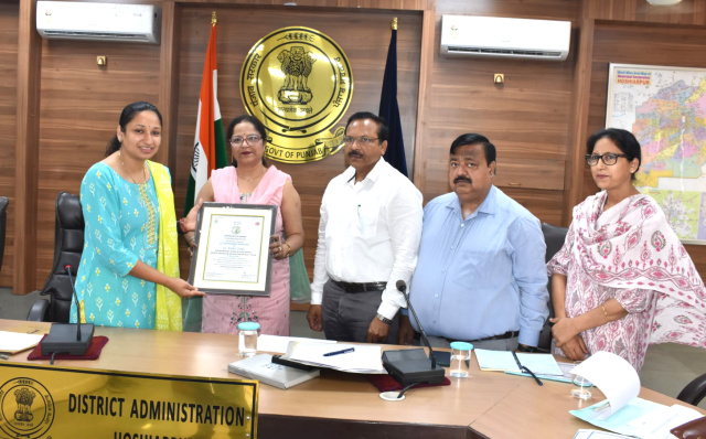 You are currently viewing ਕਾਇਆਕਲਪ ’ਚ ਹੁਸ਼ਿਆਰਪੁਰ ਜ਼ਿਲ੍ਹੇ ਦੇ ਬਿਹਤਰੀਨ ਪ੍ਰਦਰਸ਼ਨ ’ਤੇ ਡਿਪਟੀ ਕਮਿਸ਼ਨਰ ਨੇ ਐਸ.ਐਮ.ਓਜ਼ ਨੂੰ ਕੀਤਾ ਸਨਮਾਨਿਤ