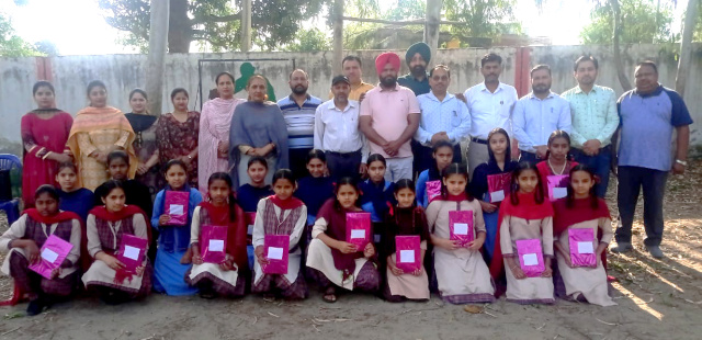 You are currently viewing ਪੜ੍ਹਾਈ ‘ਚ ਮੱਲਾਂ ਮਾਰਨ ਵਾਲੇ ਵਿਦਿਆਰਥੀਆਂ ਨੂੰ ਕੀਤਾ ਸਨਮਾਨਿਤ