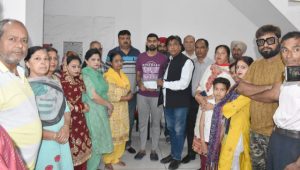 Read more about the article ਕਮੇਟੀ ਬਾਜ਼ਾਰ ’ਚ ਹੋਏ ਹਾਦਸੇ ’ਚ ਜਖਮੀ ਨਵੀਨ ਨੂੰ ਕੈਬਨਿਟ ਮੰਤਰੀ ਜਿੰਪਾ ਨੇ ਦਿੱਤਾ ਇਕ ਲੱਖ ਰੁਪਏ ਦਾ ਚੈਕ