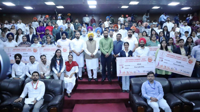 You are currently viewing ਨੈਸ਼ਨਲ ਗੇਮਜ਼-2022 ਵਿੱਚ ਜ਼ਿਲਾ ਗੁਰਦਾਸਪੁਰ ਦੇ 14 ਤਮਗਾ ਜੇਤੂ ਖਿਡਾਰੀਆਂ ਨੂੰ ਮੁੱਖ ਮੰਤਰੀ ਪੰਜਾਬ ਨੇ ਨਗਦ ਰਾਸ਼ੀ ਦੇ ਕੇ ਕੀਤਾ ਸਨਮਾਨਿਤ