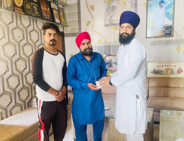 You are currently viewing ਮਾਂ ਪੁੱਤ ਦੇ ਲਈ ਬਾਬਾ ਦੀਪ ਸਿੰਘ ਸੇਵਾ ਦਲ ਗੜਦੀਵਾਲਾ ਵਲੋਂ ਪਰਿਵਾਰ ਨੂੰ ਆਰਥਿਕ ਸਹਾਇਤਾ ਭੇਂਟ