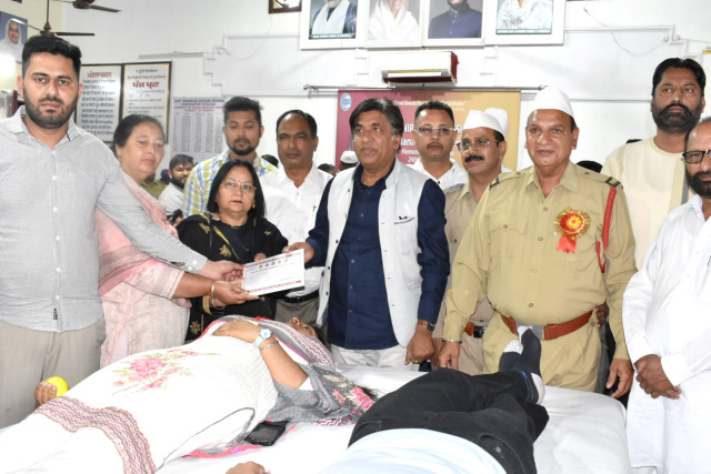 You are currently viewing ਖੂਨਦਾਨ ਕਰਕੇ ਮਾਨਵਤਾ ਦੀ ਸੇਵਾ ਵਿੱਚ ਪਾਇਆ ਜਾ ਸਕਦੈ ਯੋਗਦਾਨ : ਬ੍ਰਮ ਸ਼ੰਕਰ ਜਿੰਪਾ